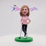 Glücklicher weiblicher Golfbobblehead im rosa Hemd