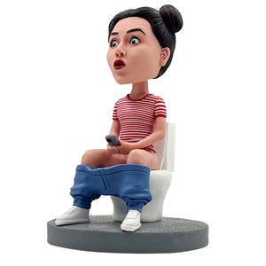 Benutzerdefinierte Bobbleheads Humorvolle Frauen sitzen auf der Toilette