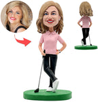 Glücklicher weiblicher Golfbobblehead im rosa Hemd